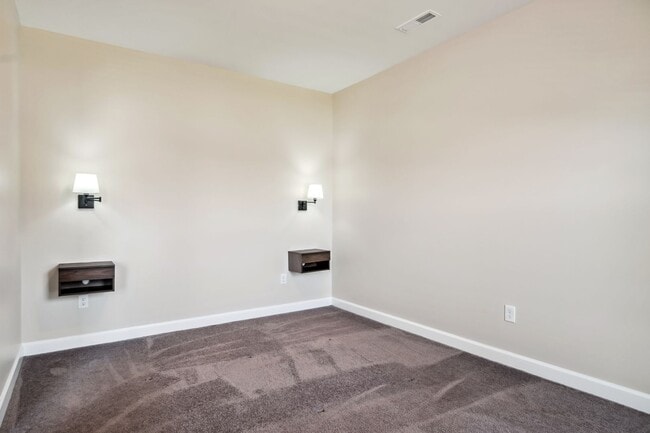 Photo - 3 bed/ 3 1/2 bath. Dog Friendly.