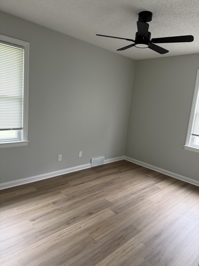 Photo - 5010 N Elmwood Ave