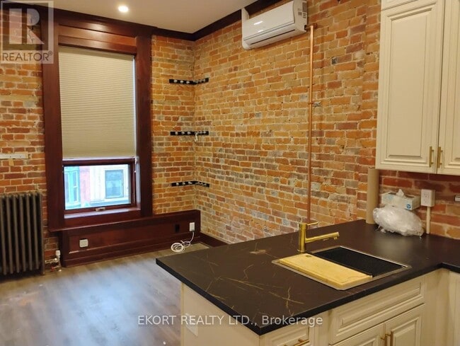 Photo - 251 Front St