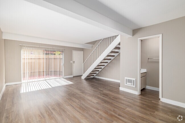 2BR, 2BA - 1,000SF - Living Room