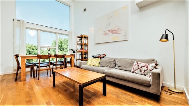 Photo - 130 Scholes St Unidad 2A