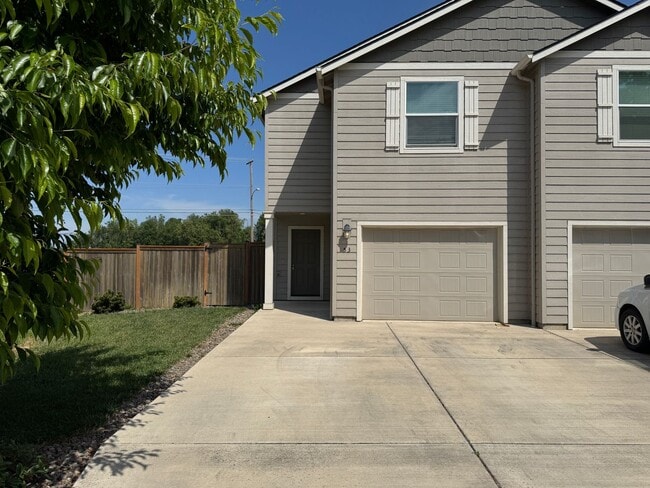 Building Photo - Quiet 3 bedroom/2.5 bathroom duplex!