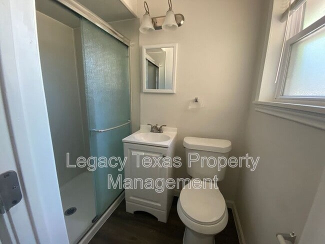 Photo - 211 S Nolan River Rd