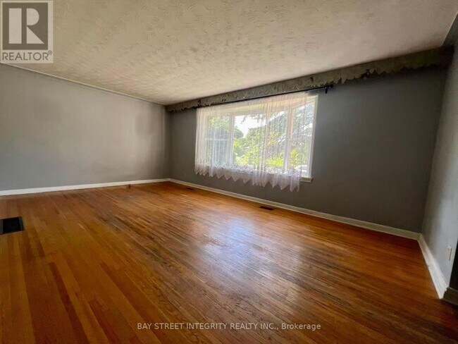 Photo - 520 Lynett Crescent