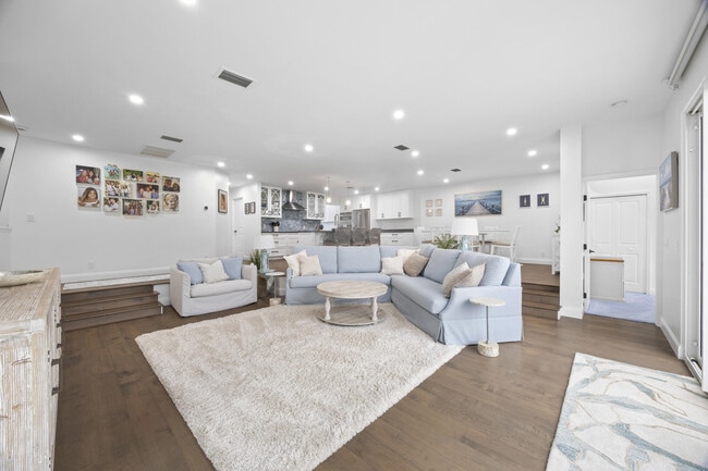 Photo - 17235 Bay St