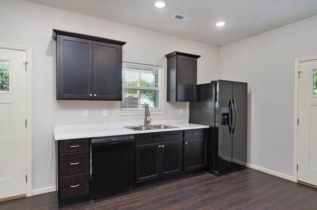 Photo - 1320 E Elm St Unit Elm 1320  C