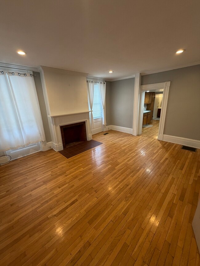 Building Photo - 402 Main St Unit 1