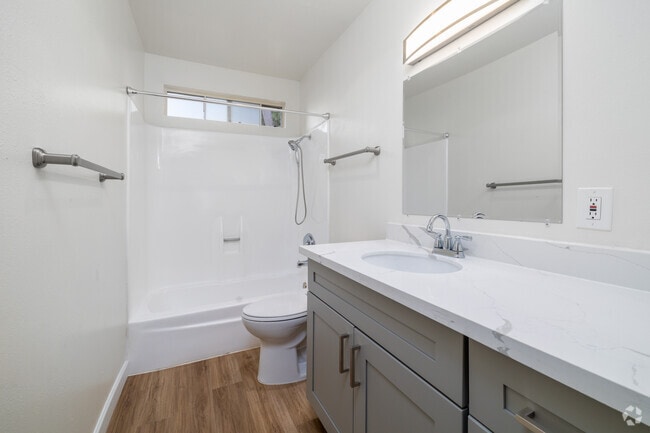 1BR, 1BA - 600SF - Bathroom