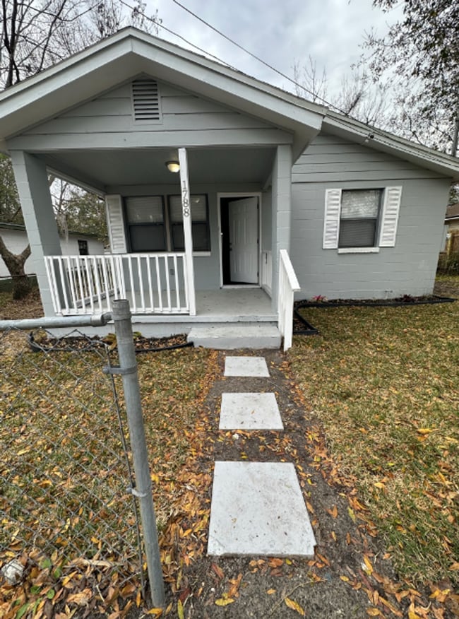 Photo - Renovated** Move in Ready** 3/2 Single Family home : Available Now!