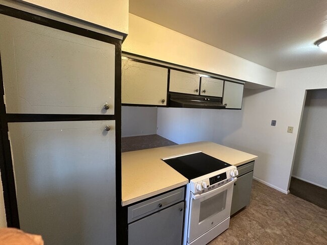 Photo - Charming 3 Bed 2 Bath home in Tempe with 2 car garage and big backyard