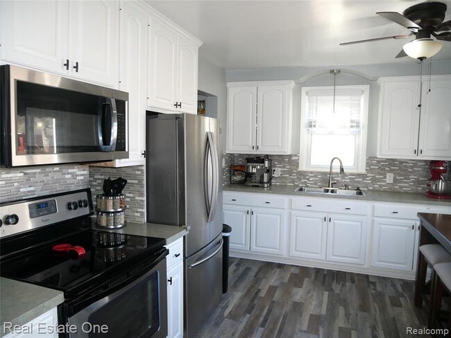 Photo - 2881 Ellwood Ave