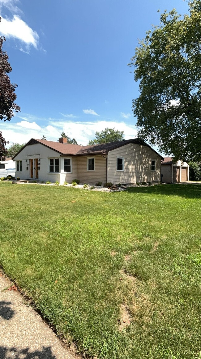 Photo - 2047 Ravine St