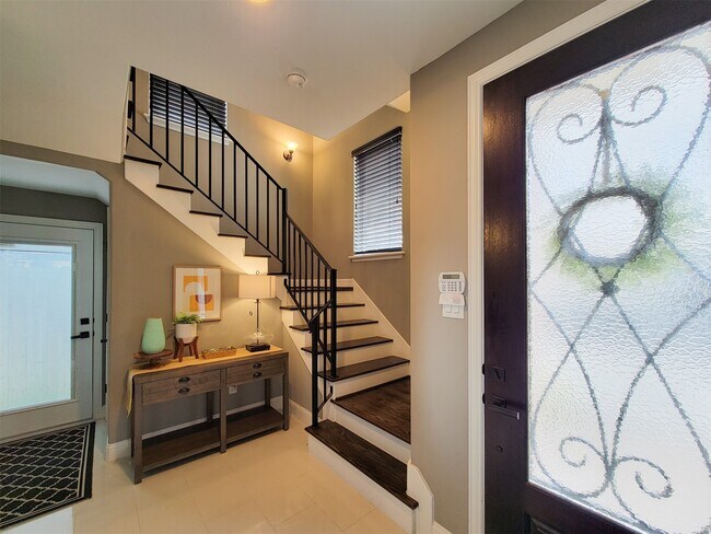 Photo - 925 W 19th St