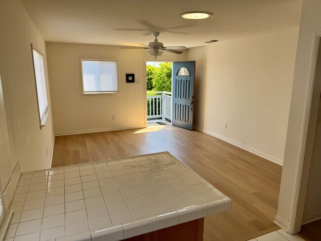Entry/Front Room - 860 Manhattan Beach Blvd Apartamentos Unidad B