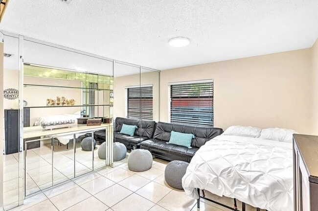 Photo - Beautiful 3-Bedroom, 2-Bath Villa with Lak...