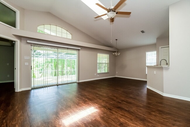 Photo - 996 Maple Ct