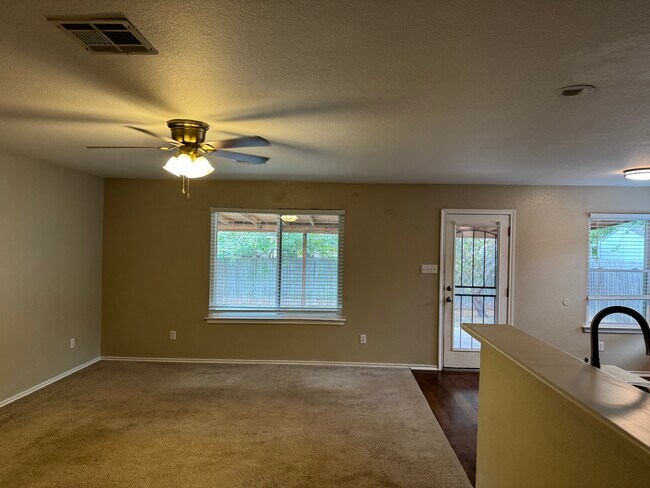 Photo - 450 Carriage Way