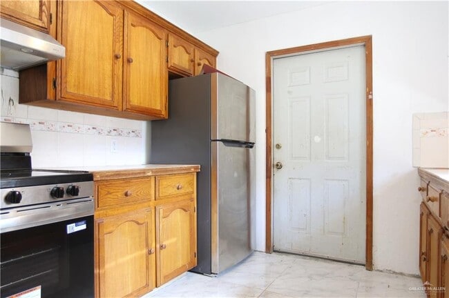 927 E Salazar St