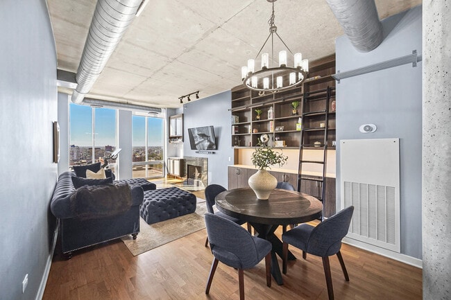 Photo - 720 N Larrabee St