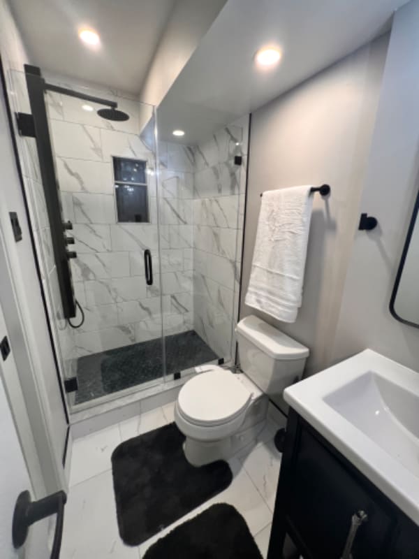 1 Lakinhurst Ln