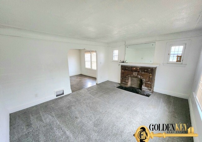 Building Photo - 14613-14615 Mettetal St Unit 14615 Mettetal Upper Rental