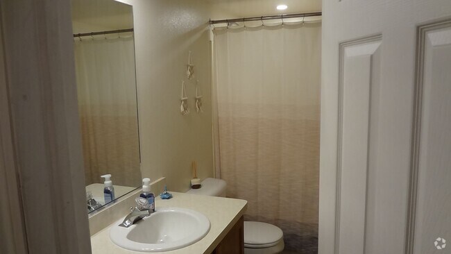 Building Photo - Perfect One Bedroom next to Provo Rec Cent... Unit 672 207 Rental
