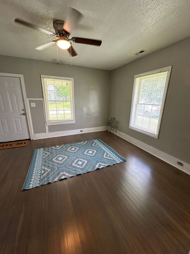Photo - 3 Bed/ 1 Bath and move-in ready! www.PMCoreUSA.com submit guest card for showings!