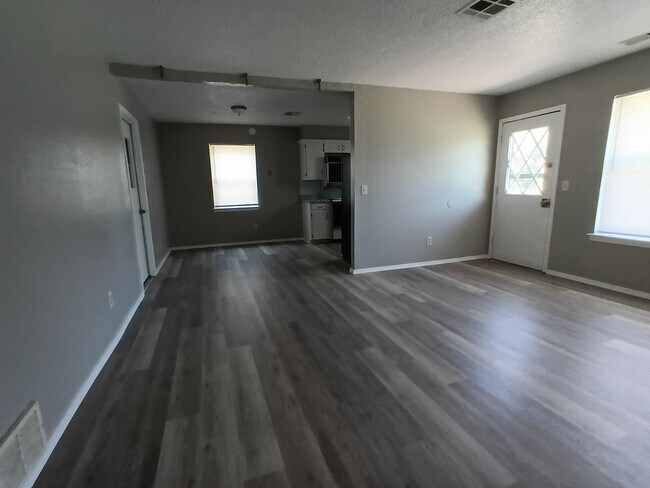 Photo - Fresh paint, nice flooring