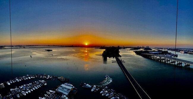 Photo - 555 NE 15th St Unidad 32C