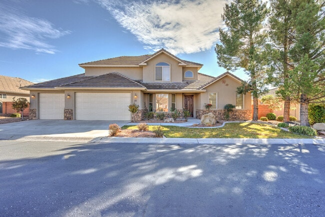 Building Photo - Beautiful St. George Home - Community Pool...
