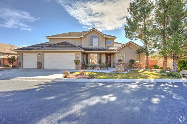 Building Photo - Beautiful St. George Home - Community Pool...