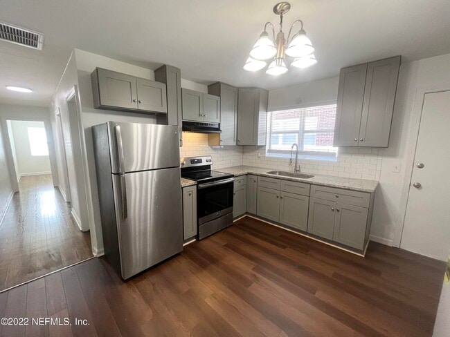 Photo - 2555 Myra St