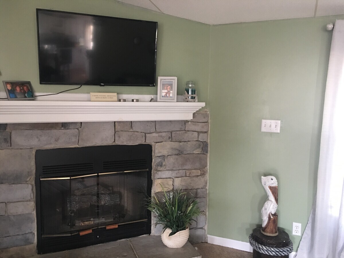 large living room Gas fireplace - 25940 Starboard Dr