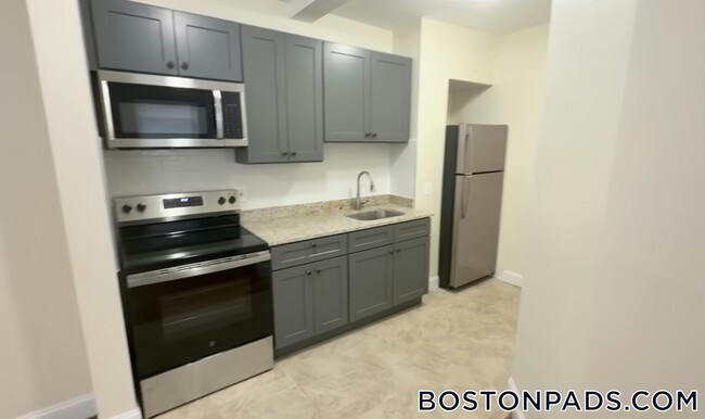 Building Photo - 244 Kelton St