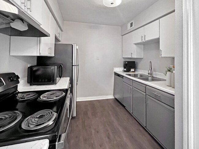 Cocina iluminada por el sol con acabados elegantes. - Memorial Fountain