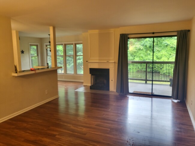 Living area and balcony - 1111 Garden Ct Unidad 1111 Rental