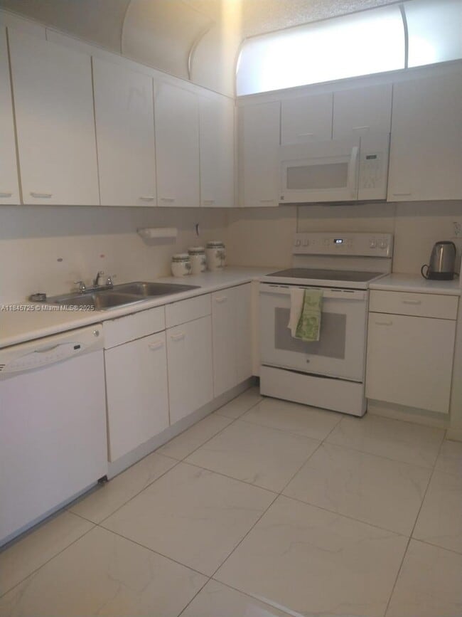 Building Photo - 9341 Collins Ave Unit 303 Rental