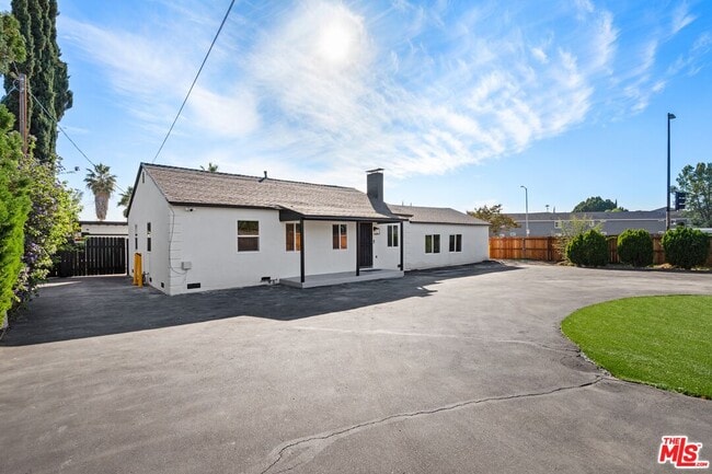 Photo - 20850 Chase St