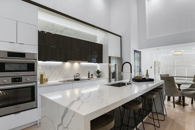 Photo - Private Double Decker Rooftop! - Modern Lu...