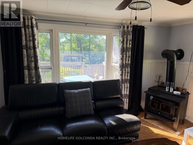 Photo - 15 Poplar Crescent