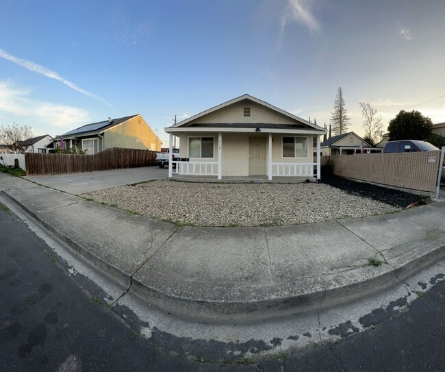 Building Photo - 832 Marion St