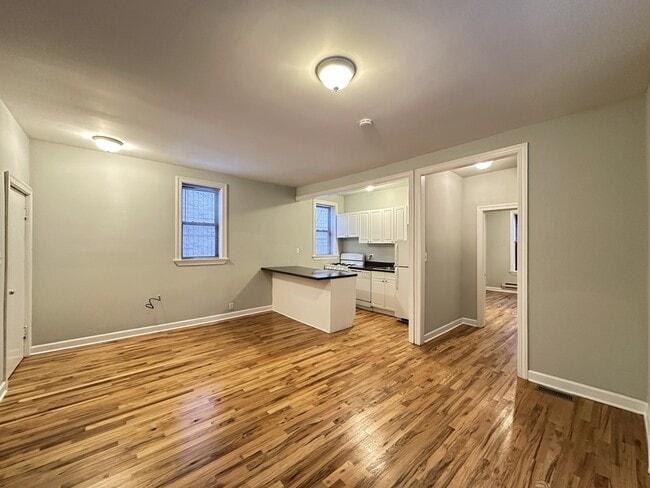 Building Photo - 735 W Barry Ave Unit J01P