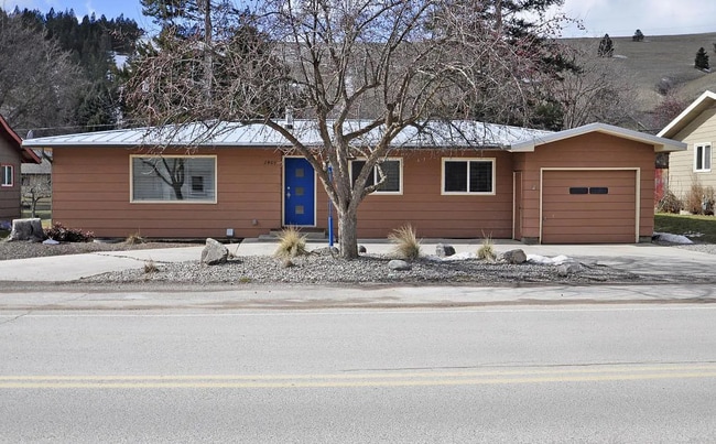 Building Photo - 4 Bedroom, 2 Bathroom in the Lower Rattles... Rental