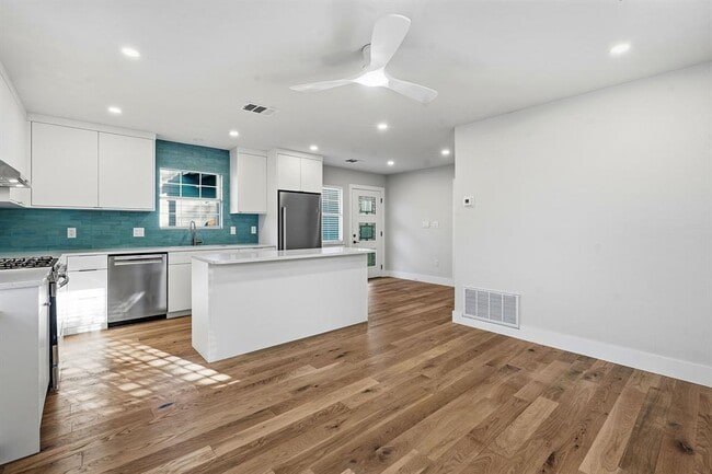 Photo - 827 Gullett St