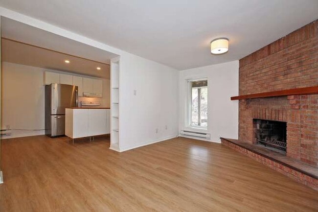 Building Photo - High Park- SPACIOUS Renovated 2/3 Bdr or Den /1Bath $3290/mth incl. Utilities Unit 4