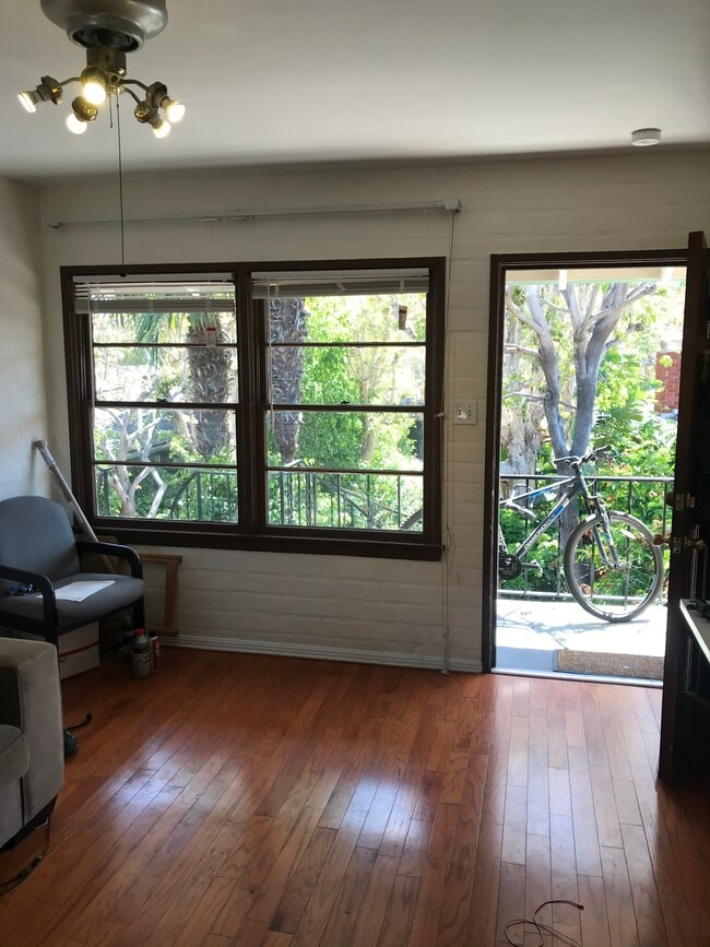 Vista de la sala de estar - 2023 Cloverfield Blvd Unidad F