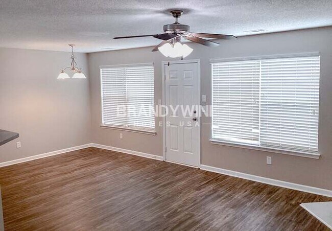 Photo - 5284 Hanover St