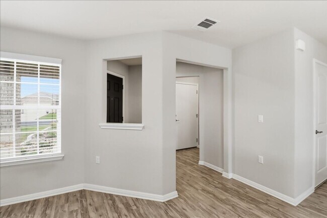 Photo - 532 Hereford Ln