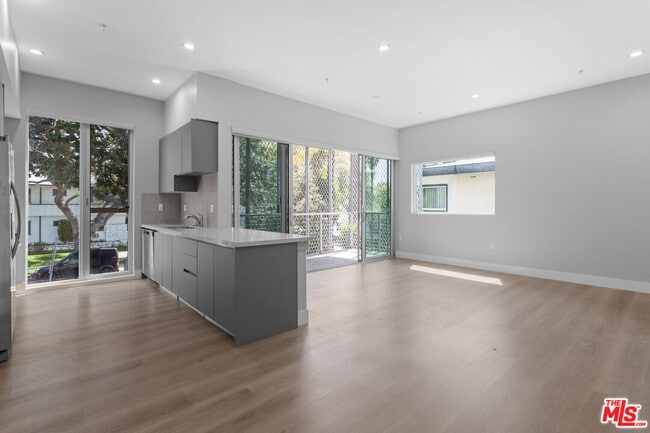 Photo - 1223 Hayworth Ave Unit 6