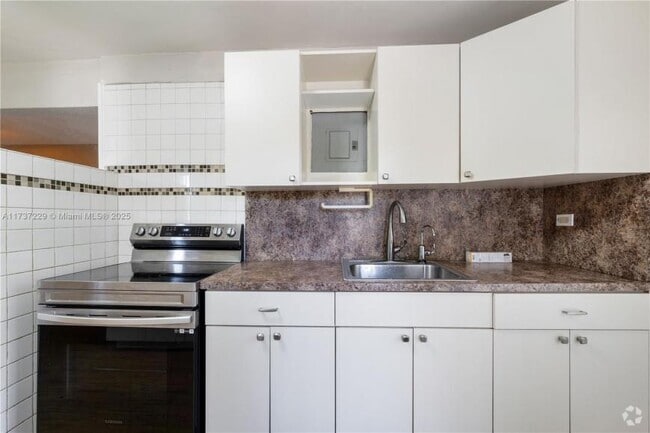 Building Photo - 3 bedroom in Miami FL 33142 Rental
